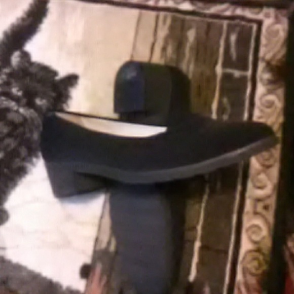 Shoes - Picture 4 of 4